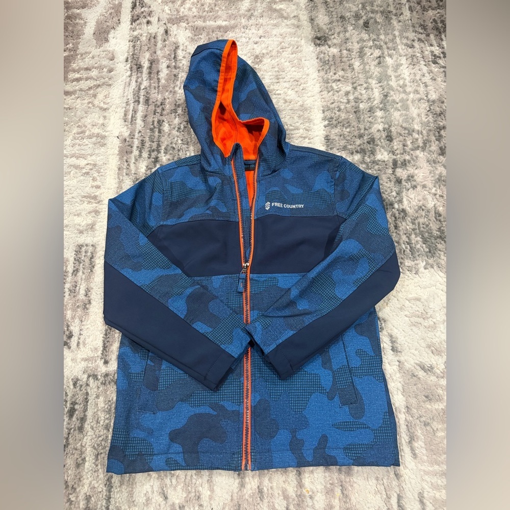 Boys Free Country blue camo jacket with orange accents Size 7/8